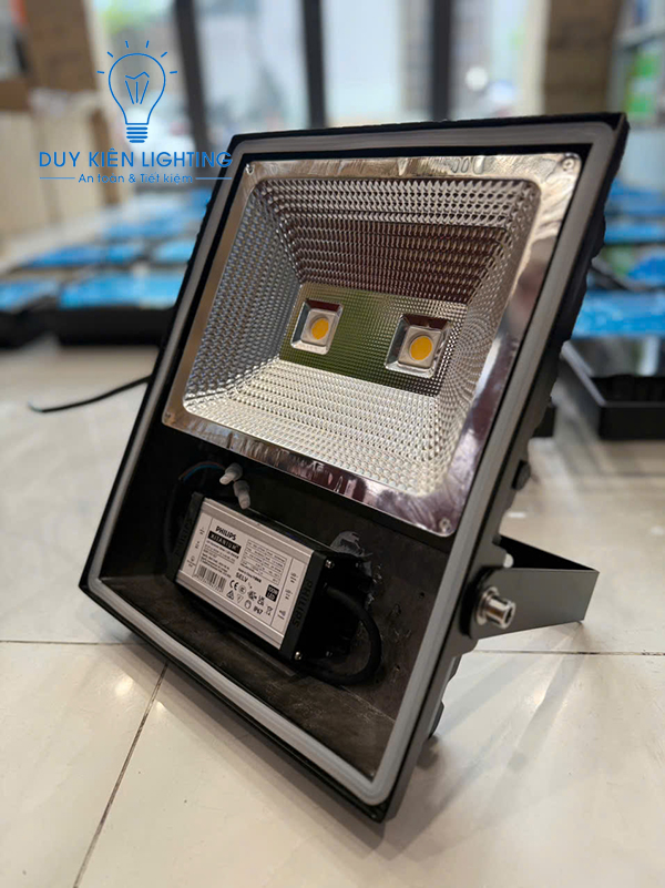 Đ&egrave;n pha led ngo&agrave;i trời