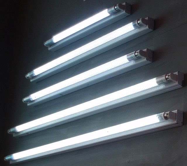 đ&egrave;n huỳnh quang trong chiếu s&aacute;ng led