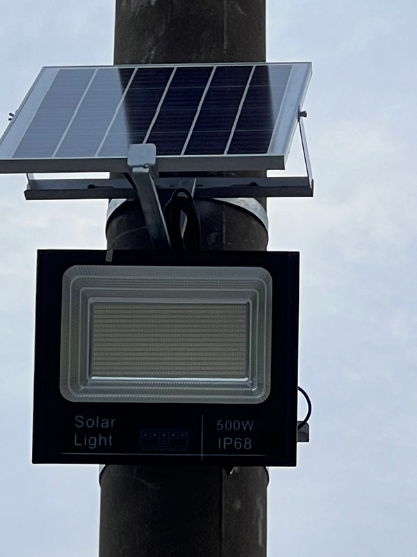 đ&egrave;n pha năng lượng mặt trời