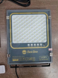 Đèn pha led năng lượng mặt trời 100W Rạng Đông